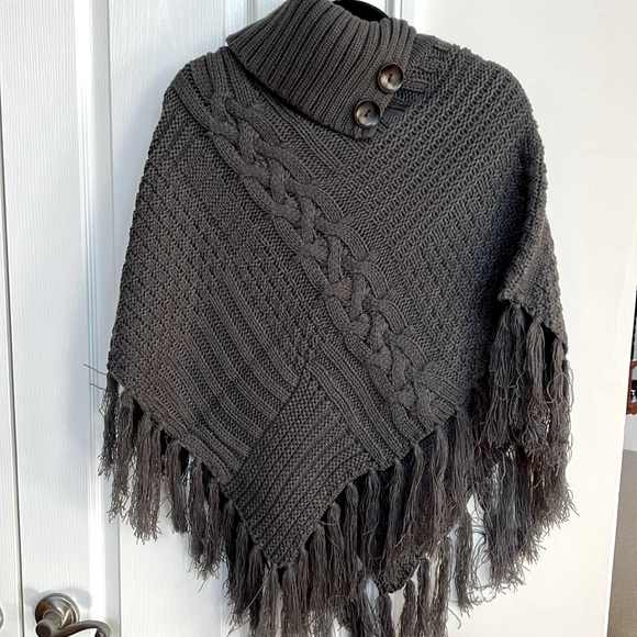 Boutique NWOT 100% acrylic super soft cable knit poncho - Picture 2 of 7